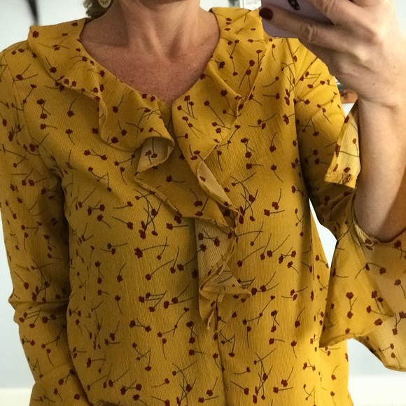 🌻Size Small Left🌻Bell Sleeve, Ruffle Front Top - Picture 5 of 7